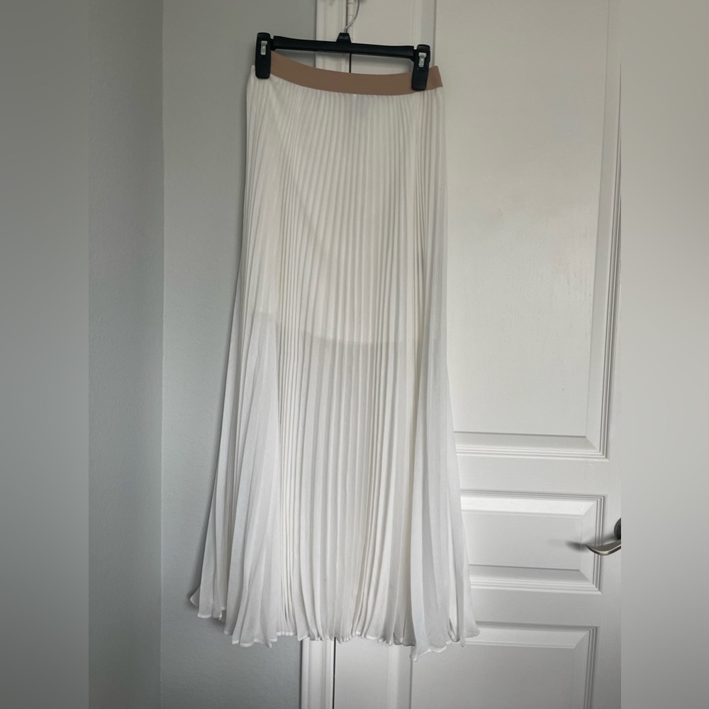 BCBG maxi skirt 🤍